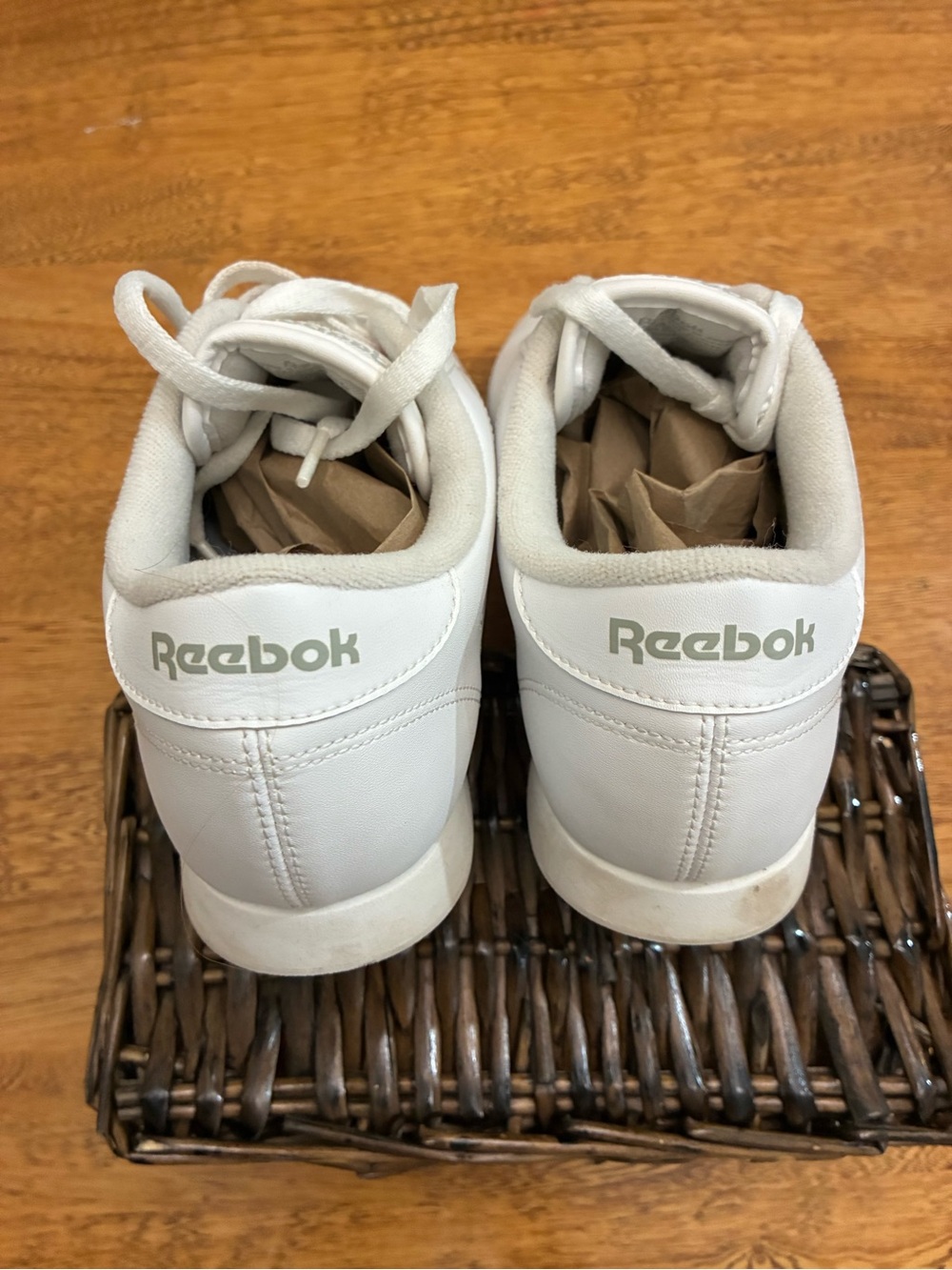 Vintage 80s-90s Reebok White Leather women’s Classic Sneakers with Red Accent - Picture 2 of 6